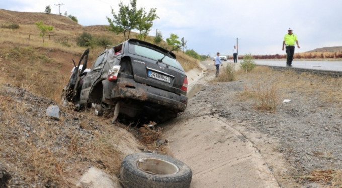 Takla atıp şarampole devrildi! 4 yaralı