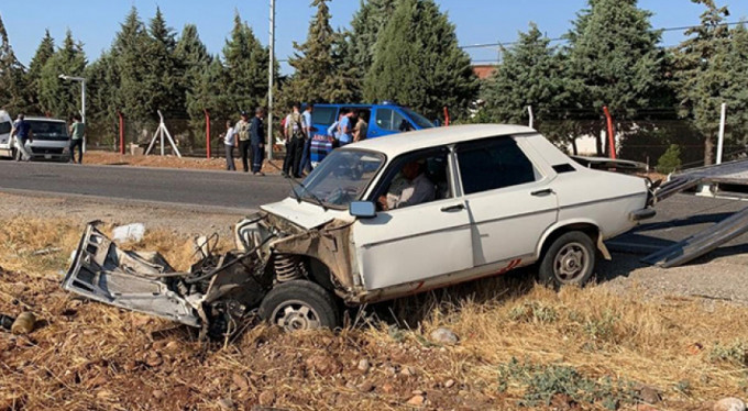 Otomobil ile minibüs çarpıştı: 12 yaralı