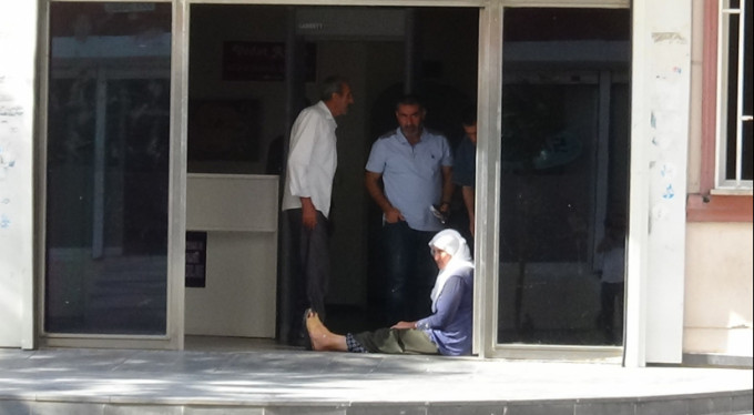 Acılı anneden HDP binası önünde oturma eylemi