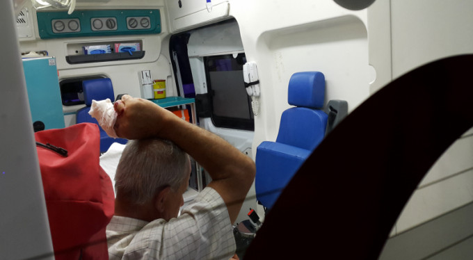 75 yaşındaki adam travestiyi bıçakladı!