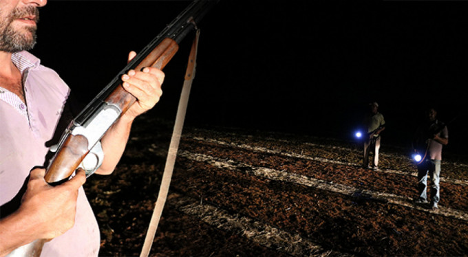 Sabaha kadar elleri tüfekte nöbetteler!