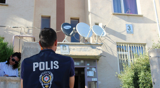 Annesi kilitledi, polis çilingirle kurtardı