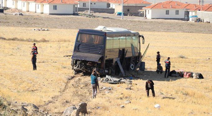 Göçmenleri taşıyan otobüs yoldan çıktı!