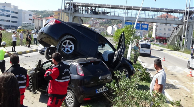 Otomobiller üst üste çıktı: 10 yaralı
