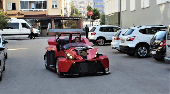 Emekli maaşıyla kendine son model otomobil yaptı