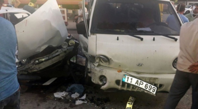 Otomobil ile kamyonet çarpıştı: 6 yaralı!