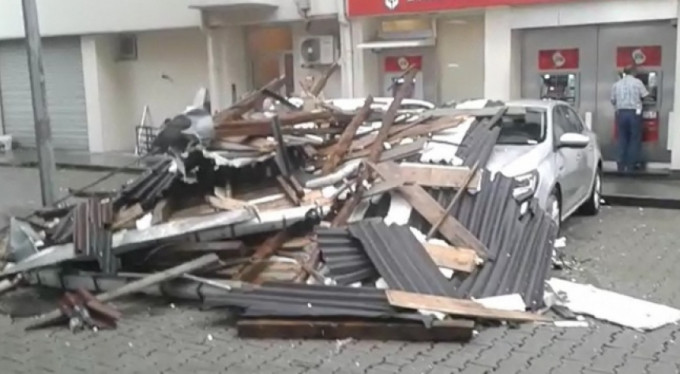 Fırtına çıktı, çatılar uçtu!