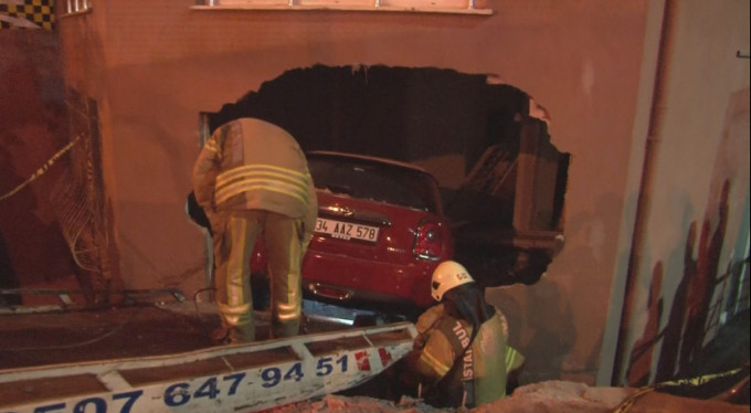 Kontrolden çıktı, eve daldı!