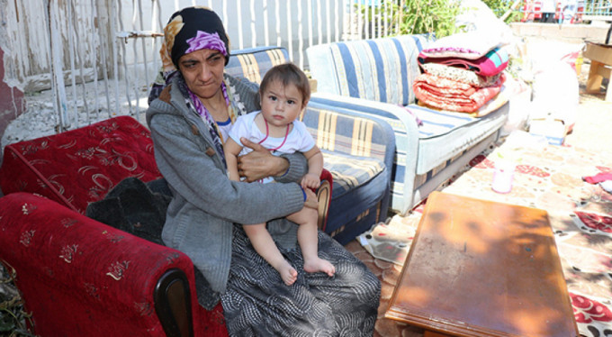 3 çocuğuyla sokakta kaldı!