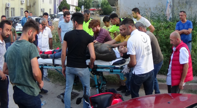 Motosikletiyle otomobilin altına girdi!