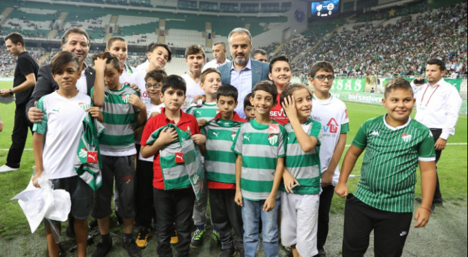 Başkan Aktaş'tan çocuklara Bursaspor forması