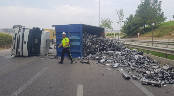 Bursa'da kamyon devrildi! İzmir yolu trafiğe...