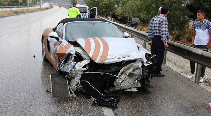 Lüks araç hurdaya döndü!