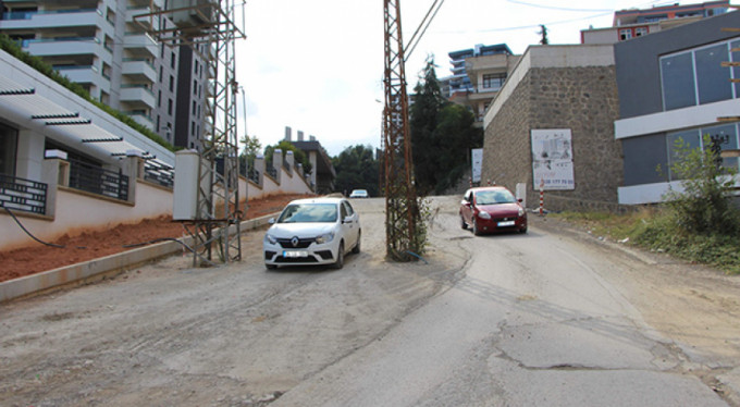 Sürücüler hangi taraftan geçeceğini şaşırıyor