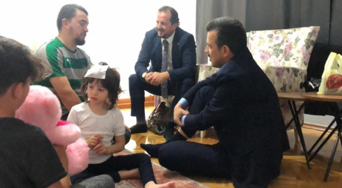 Bursalı vekillerden Minik Zeynep'e ziyaret