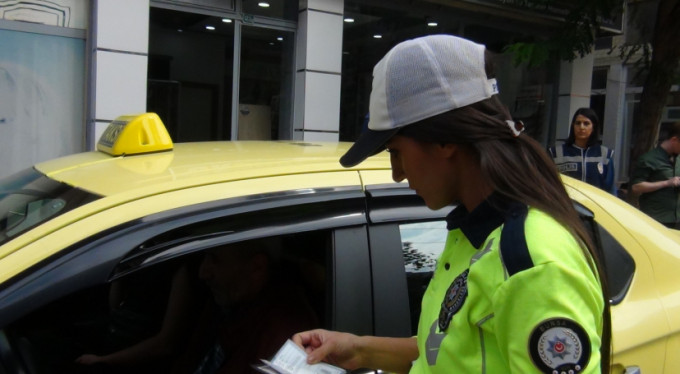 Araçta sigara içenler yandı!