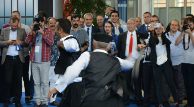 Birbirlerine vurmaya başladılar, herkes bakakaldı!