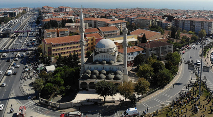 Depremde caminin minaresi yıkıldı!