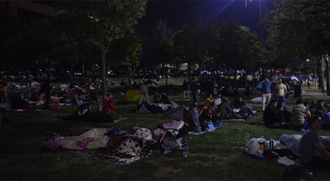 Geceyi parklarda geçirdiler!