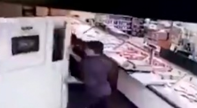 Depremden çayıyla kaçarken kapıyı kırdı!