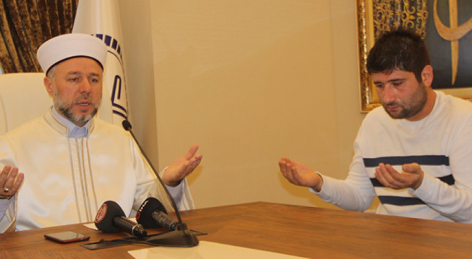 Yunan genç mühendis Müslüman oldu