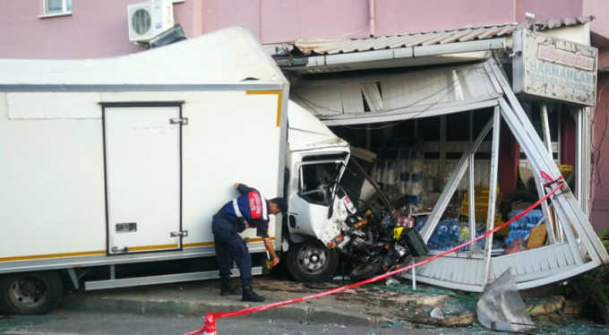 Bursa'da kamyon markete daldı!