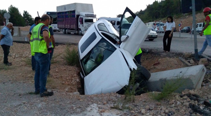 Kaza yaptılar, fotoğraf çekip eğlendiler!