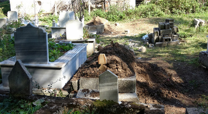 Ölen komşusu için mezar kazarken öldü!