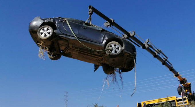 Bursa'da otomobil şarampole uçtu!