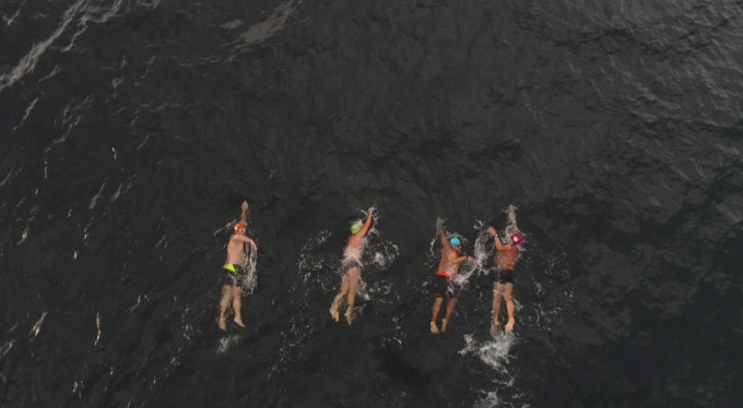 6 saat hiç durmadan 14 kilometre yüzdüler!