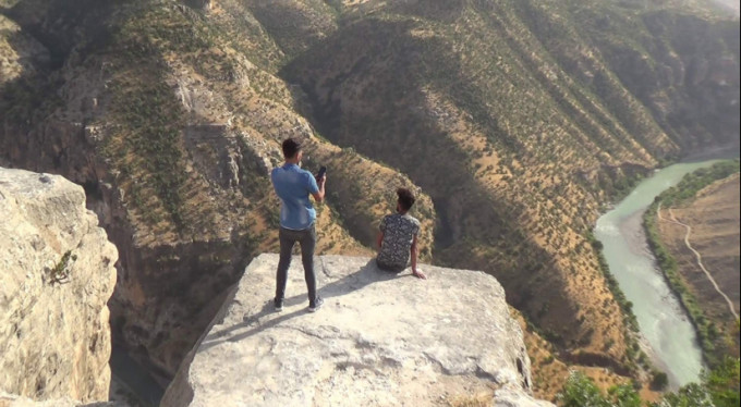 Ölümle burun buruna gelip fotoğraf çektiriyorlar