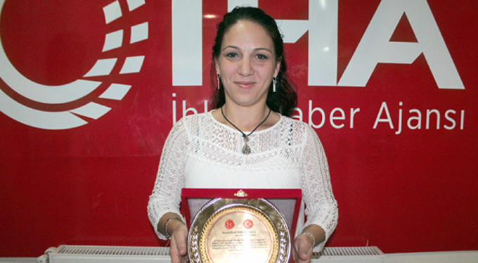 O gazeteciye üstün cesaret plaketi!