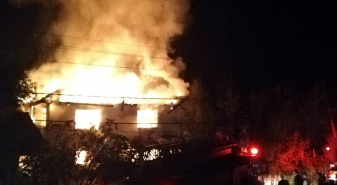 2 katlı ev alevlere teslim oldu!