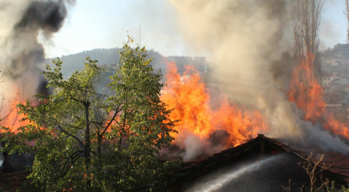 Bursa'da yangın paniği! 3 ev küle döndü