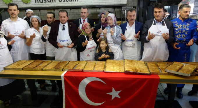 Bursalı börekçiden 250 kiloluk börek!