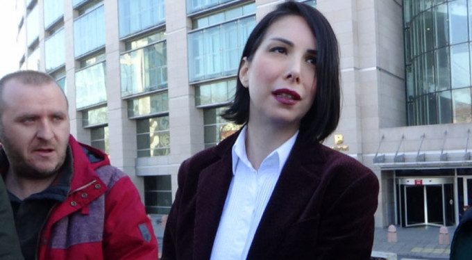 Ünlü şarkıcıya polise hakaretten dava!