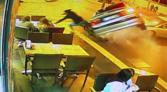 Kaldırımda beklerden dehşeti yaşadı!