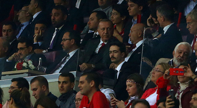 Erdoğan milli takımı yalnız bırakmadı