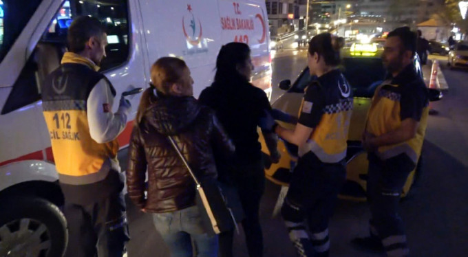 Bursa'da AVM'de bıçaklı kavga! 3 kişi...