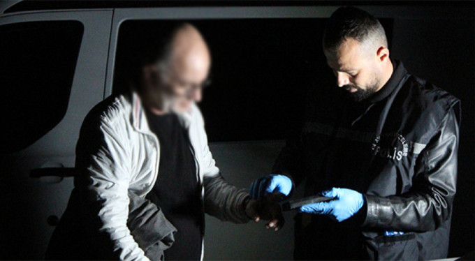 Alacaklıları kaçırıp zincirle bağladı!