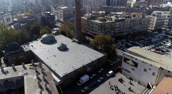 9 asırlık camiye tarihi ayıp!