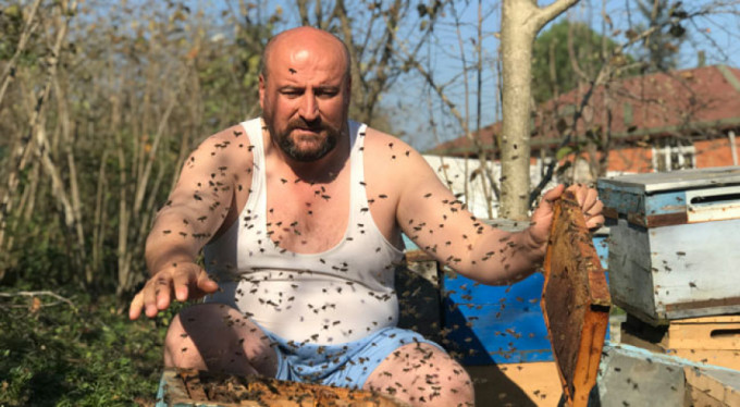 'Arılar beni tanır' dedi, bakın ne yaptı!
