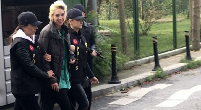 Başörtülü öğretmene saldırmıştı! Gülerek...