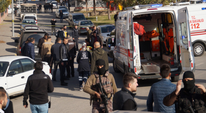 Duruşma öncesi silahlı kavga: 1 ölü, 4 yaralı