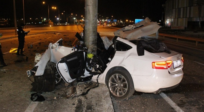 Yön levhasına ok gibi saplandı!