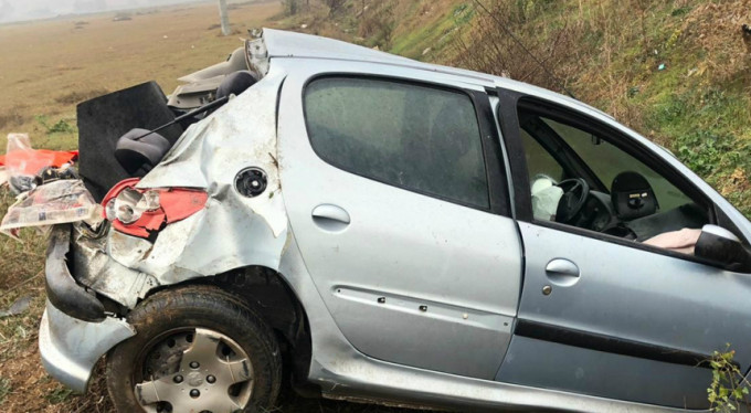 Bursa'da kadın sürücü tarlaya uçtu!