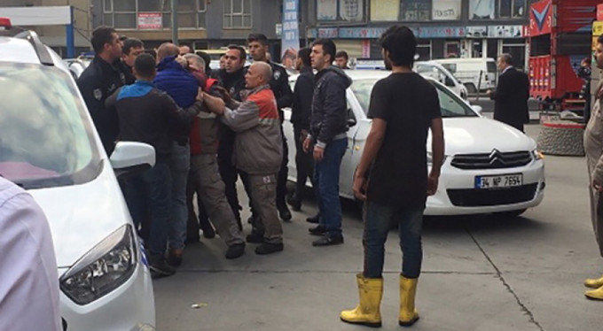 15 liralık 'yıkama parası' yüzünden birbirlerine girdiler!