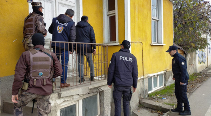 Paniğe sebep olan saldırgan polisi harekete geçirdi!