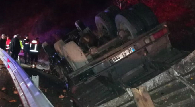 Bursa'da kamyon devrildi!