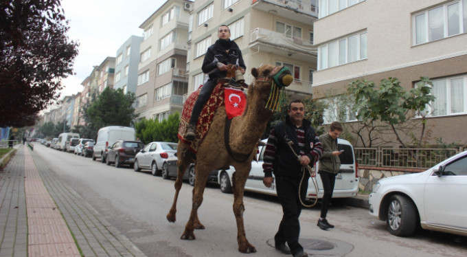 Bursa sokaklarına develer indi!